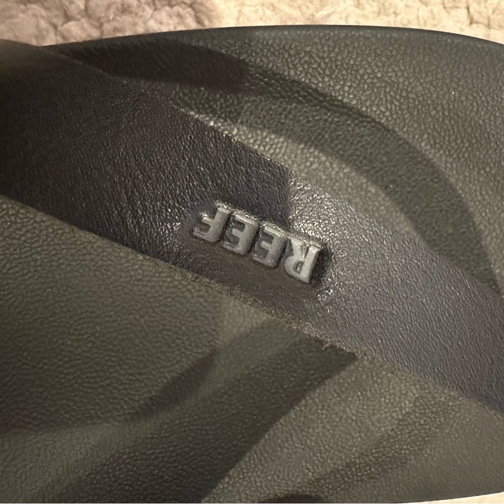 Reef Cushion Court Black Sandals! The cutest little flip flop 🩴 and so comfy! - Picture 4 of 5